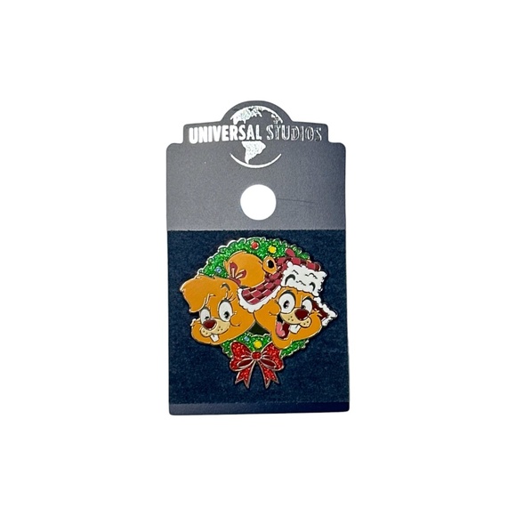 2023 Universal Studios Earl & Pearl the Squirrels Wreath Pin - Picture 1 of 2